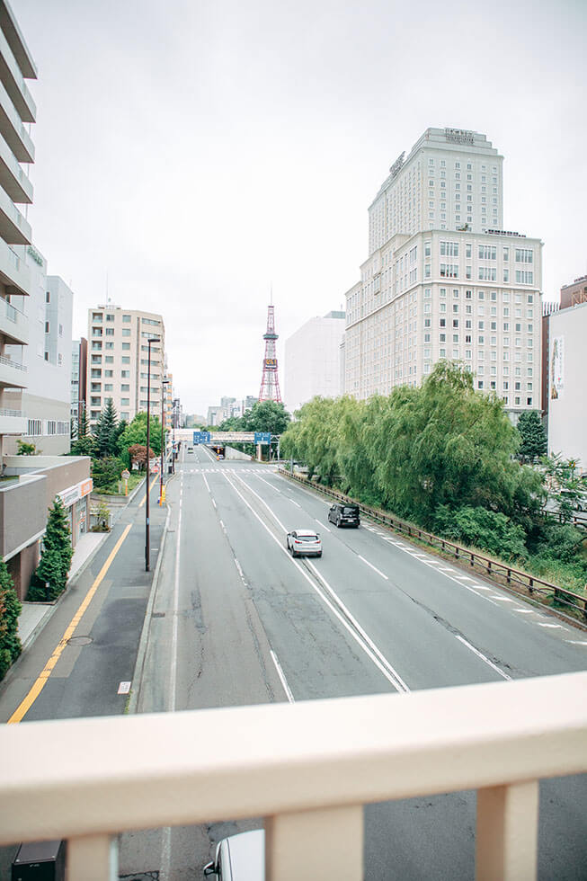 歩道橋からテレビ塔が見える